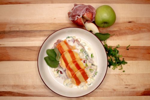 RAVIOLIS À LA COURGE MUSQUÉE , POMMES, SAUCE CRÉMEUSE AU PROSCIUTTO