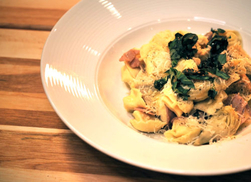 Tortellini à la courge musquée avec jambon, artichauts et basilic