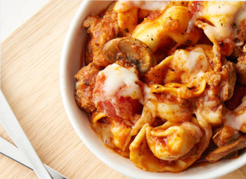 Tortellini au fromage végétalien avec légumes